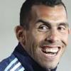 Carlos Tévez le gana al humor