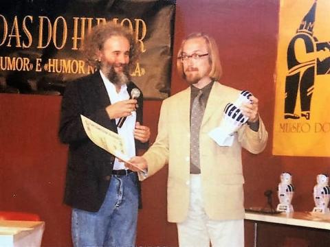 Xaquín Marín, director del Museo del Humor de Fene, entrega el Premio Coruxa de Fotografía a O Sekoer, de Bélgica, 1997 - Museo del Humor.jpg